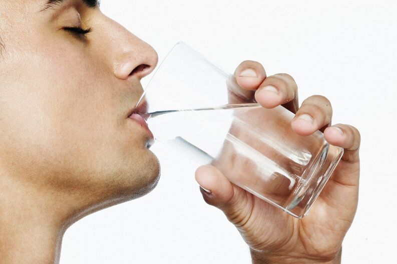 a man drinks water for weight loss by 7 kg per week